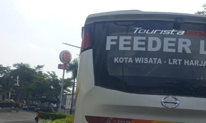 Bus feeder Kota Wisata ke LRT Harjamukti