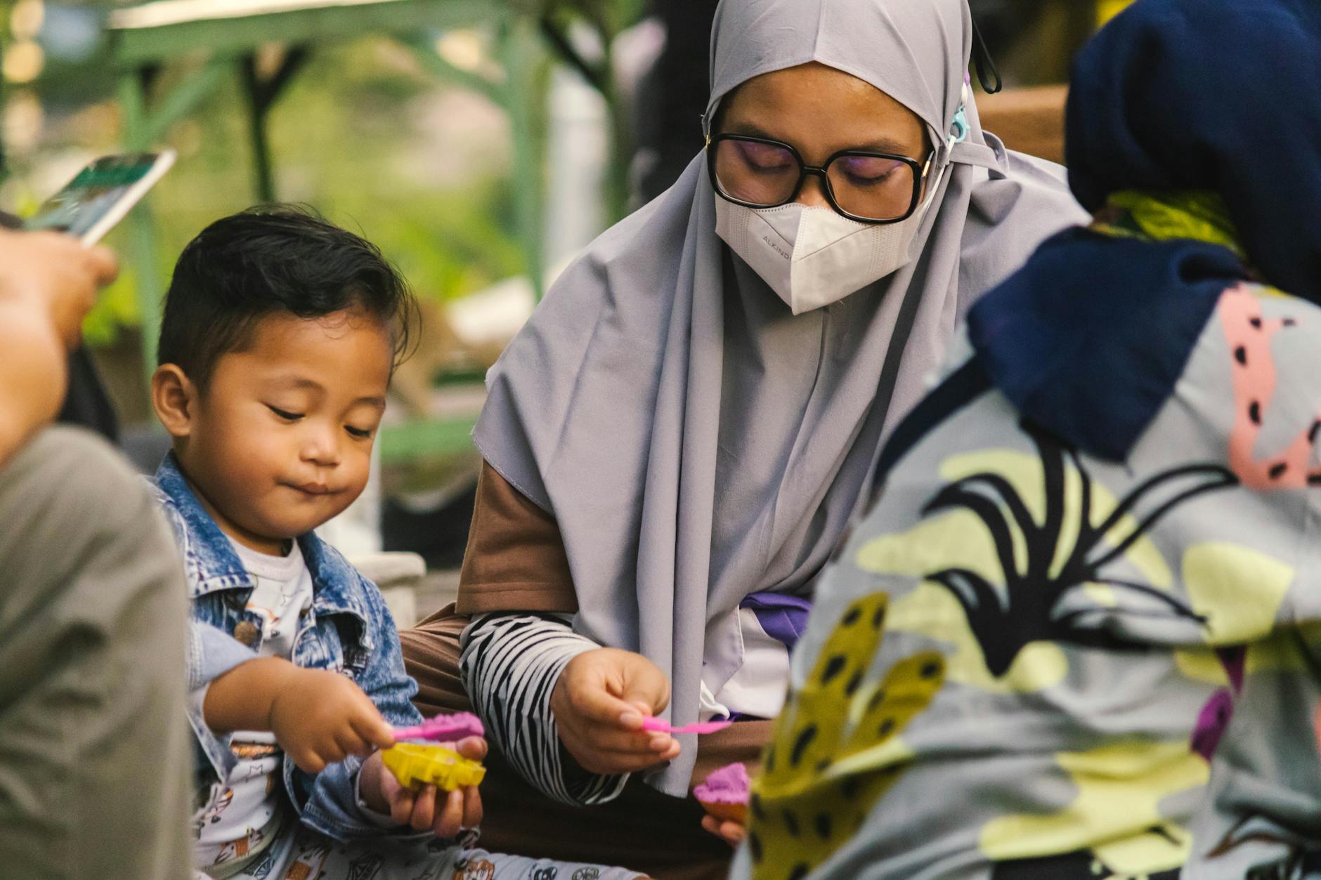 Warga perumahan Kota Wisata Cibubur bersama beraktivitas di taman, menambah kebersamaan dan semangat komunitas.