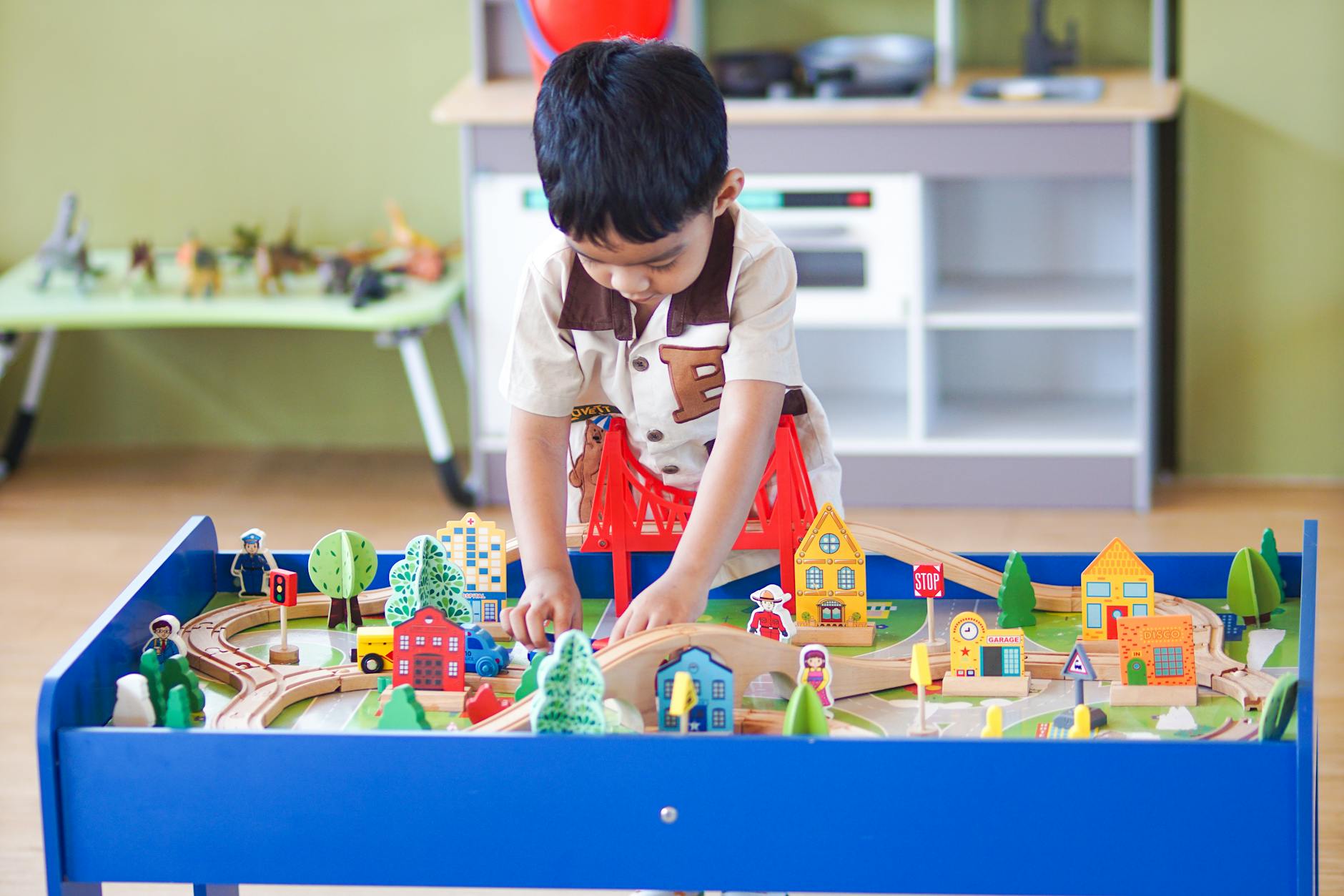 Anak-anak bermain gembira di playgroup di kota wisata yang menyediakan berbagai fasilitas pendidikan dan rekreasi untuk memaksimalkan proses belajar mereka