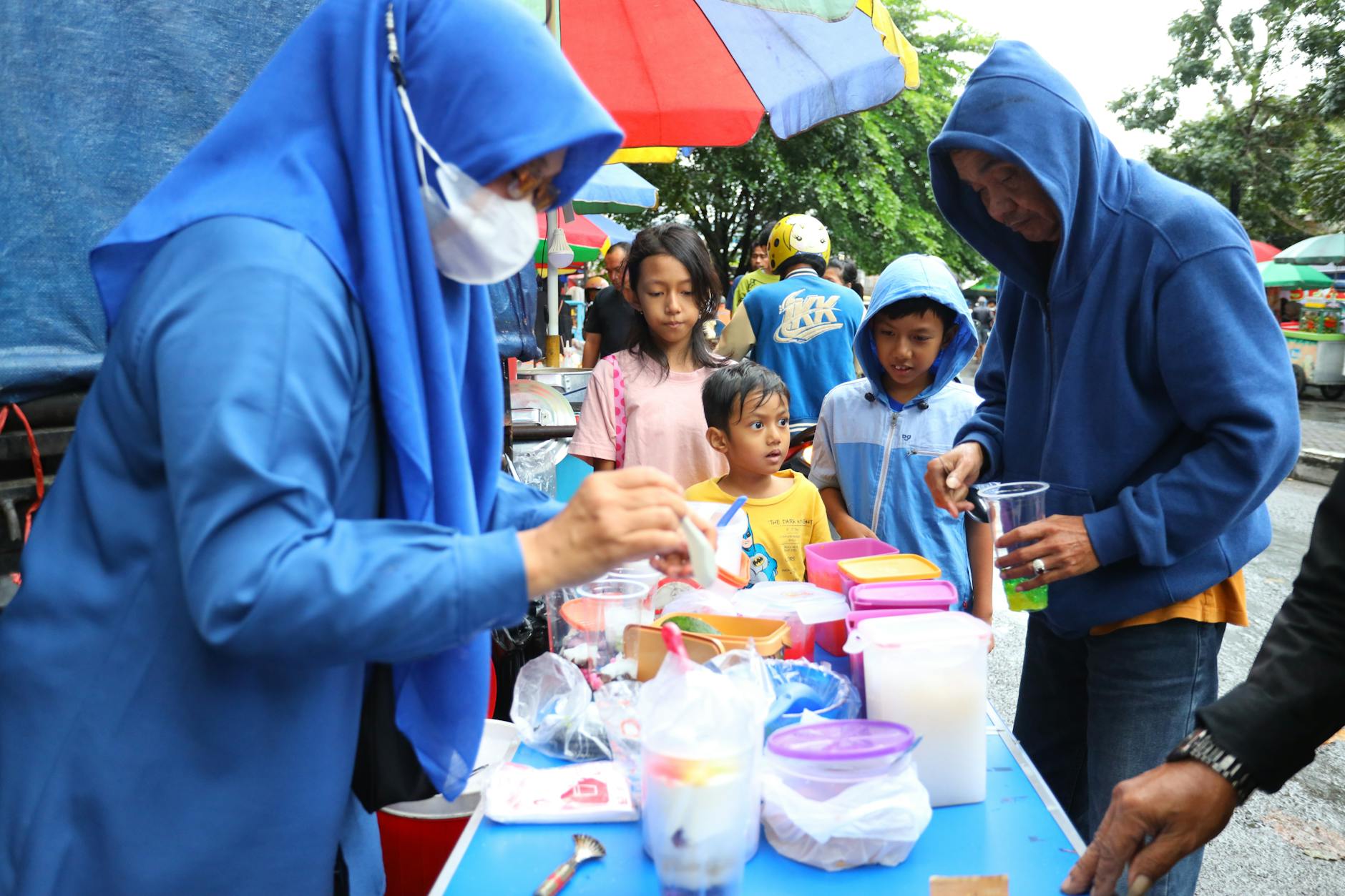 Warga perumahan Kota Wisata Cibubur menikmati acara kebersamaan di taman komunitas