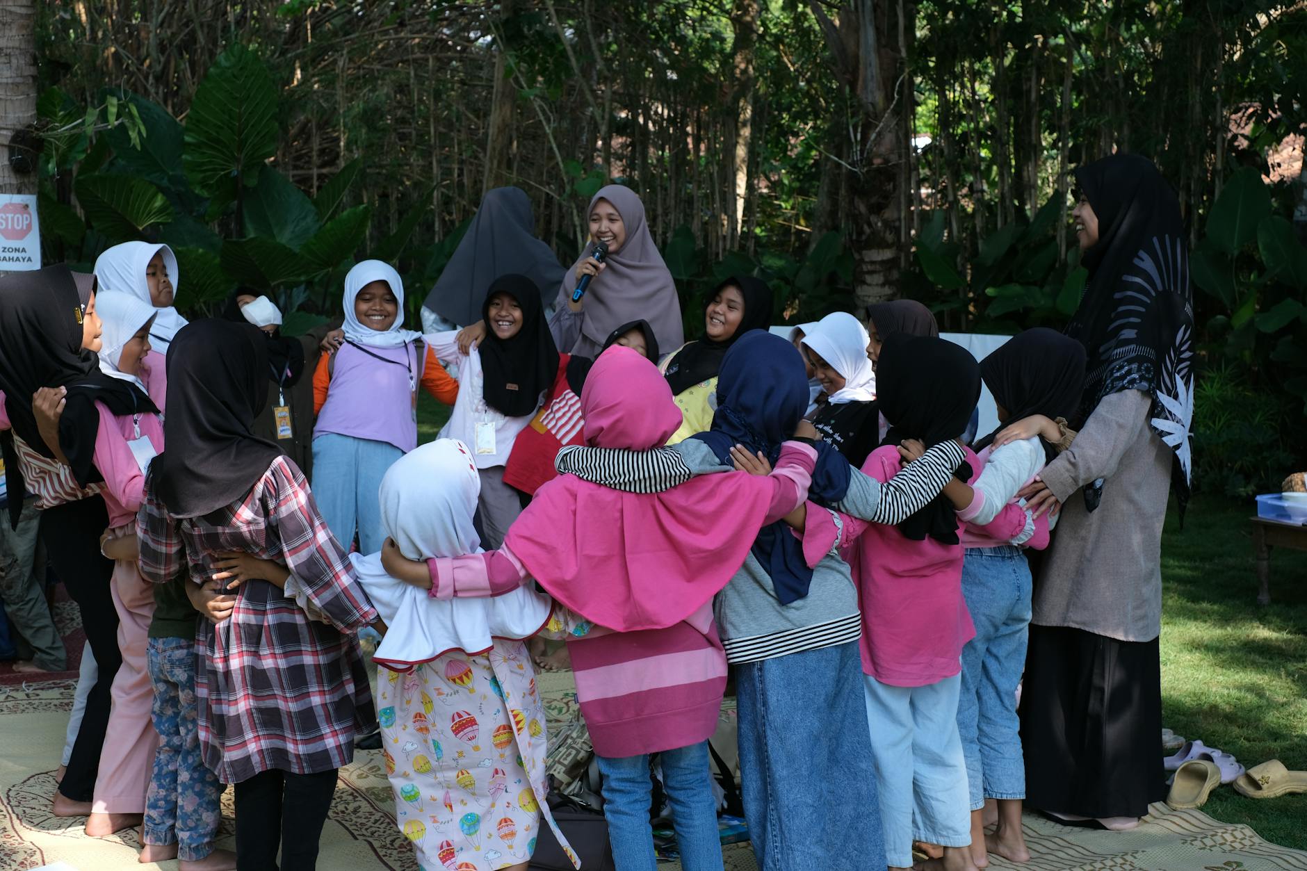 Warga Perumahan Kota Wisata Cibubur berpartisipasi dalam kegiatan kebersihan lingkungan bersama.